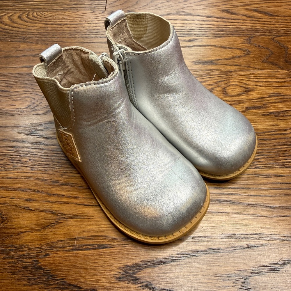 Livie & Luca Girls Metallic Silver Wink Ankle Boots w/ Zipper Closure Size 5